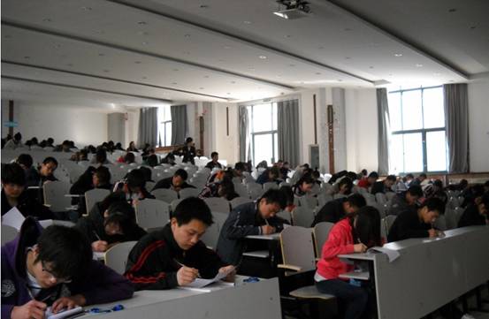 参赛员工认真写作